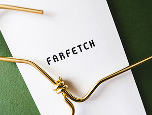 Farfetch Logo mit goldenem B&uuml;gel