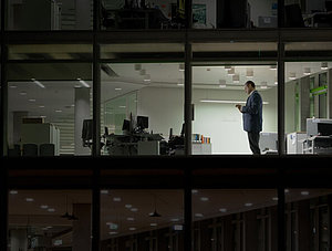 Lange Arbeitszeit: Nachts im B&uuml;ro