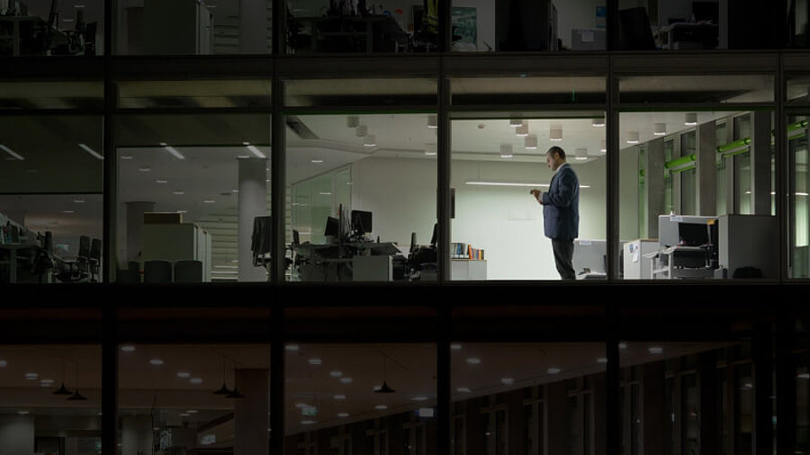 Lange Arbeitszeit: Nachts im B&uuml;ro