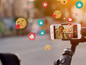 Frau mit Smartphone und Smileys