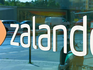 Zalando-Logo auf einem Geb&auml;ude