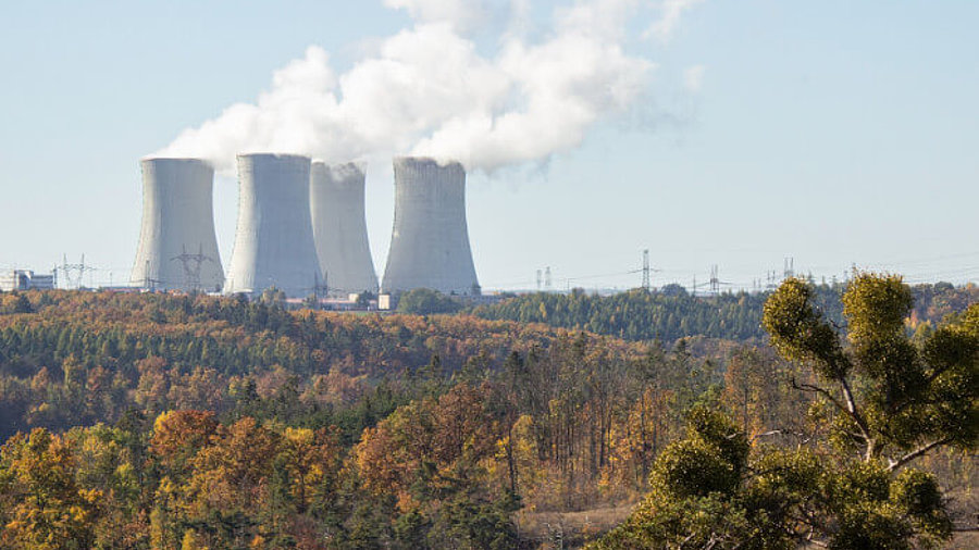 Atomkraftwerk in einem ländlichen Gebiet