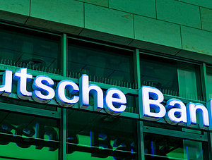 Logo der Deutschen Bank an Geb&auml;ude