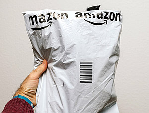 Hand und Amazon-Tüte