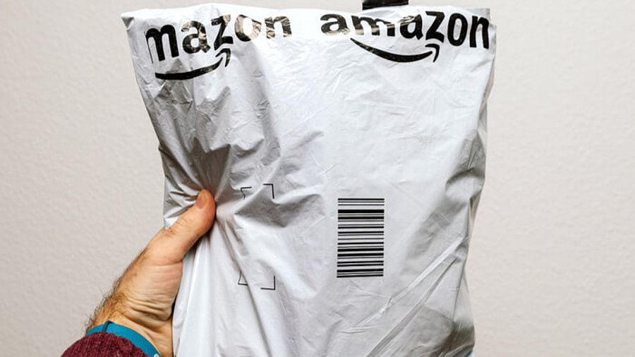 Hand und Amazon-Tüte