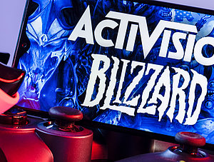 Activision Blizzard Logo mit Controllern und Smartphone