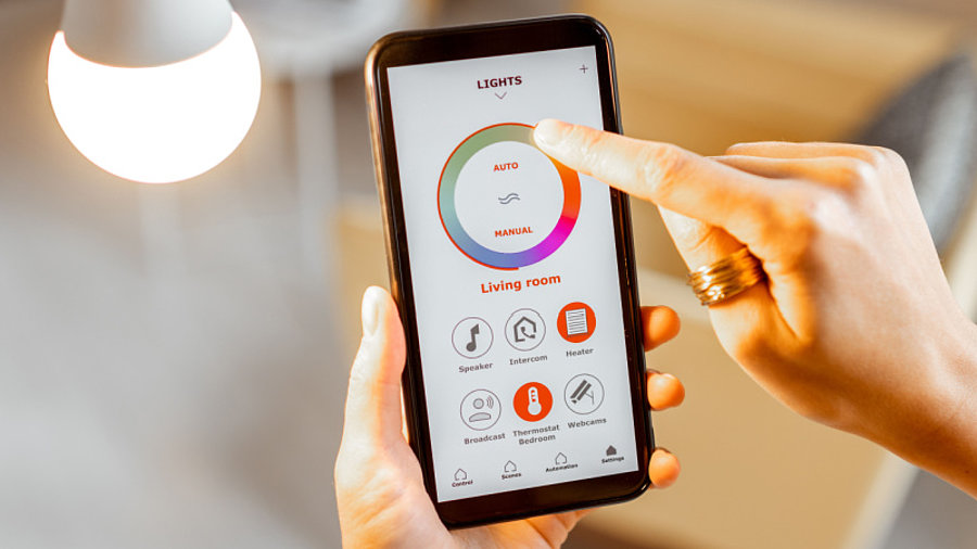 Kontrolle der Temperatur und Intensit&auml;t der Gl&uuml;hbirne mit einer Smartphone-Anwendung.