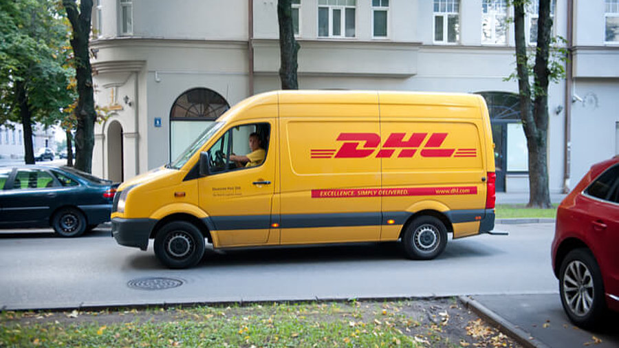 DHL Paketbote im Zustellfahrzeug