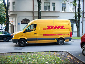 DHL Paketbote im Zustellfahrzeug