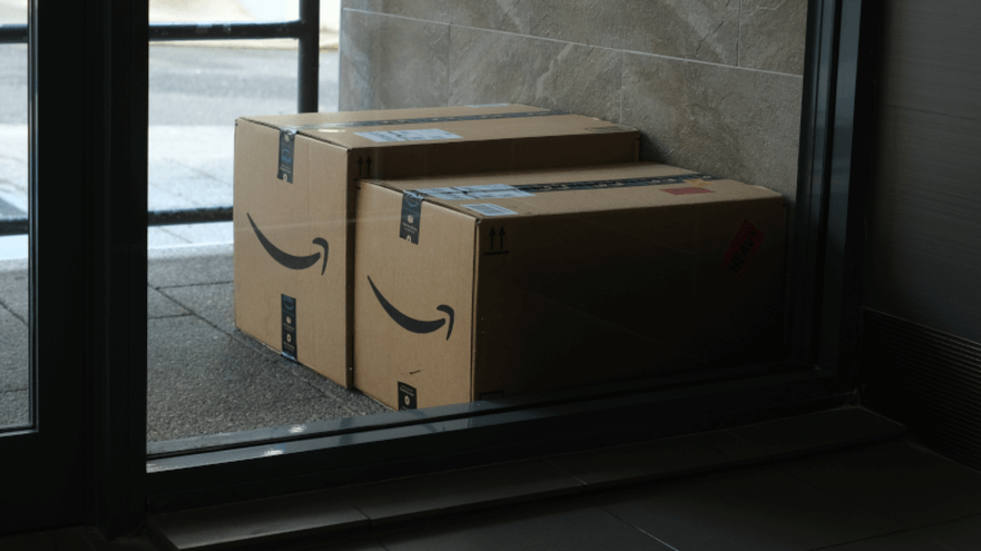 Amazon-Pakete vor einem Haus