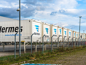 Hermes-Trucks vor Halle