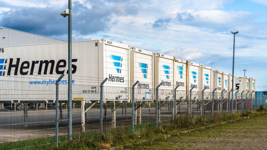 Hermes-Trucks vor Halle