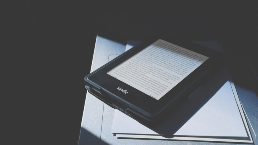 Amazon: E-Book-Reader von Kindle auf einem Tisch