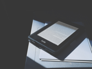 Amazon: E-Book-Reader von Kindle auf einem Tisch