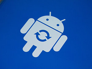 Android-Logo auf einem Smartphone