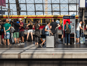 ÖPNV: Leute auf S-Bahn-Gleis in Berlin