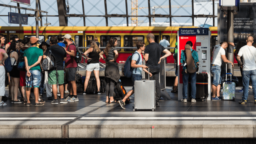 ÖPNV: Leute auf S-Bahn-Gleis in Berlin