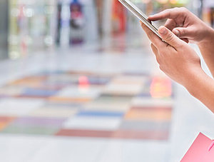 Frau mit Smartphone und Einkaufst&uuml;ten