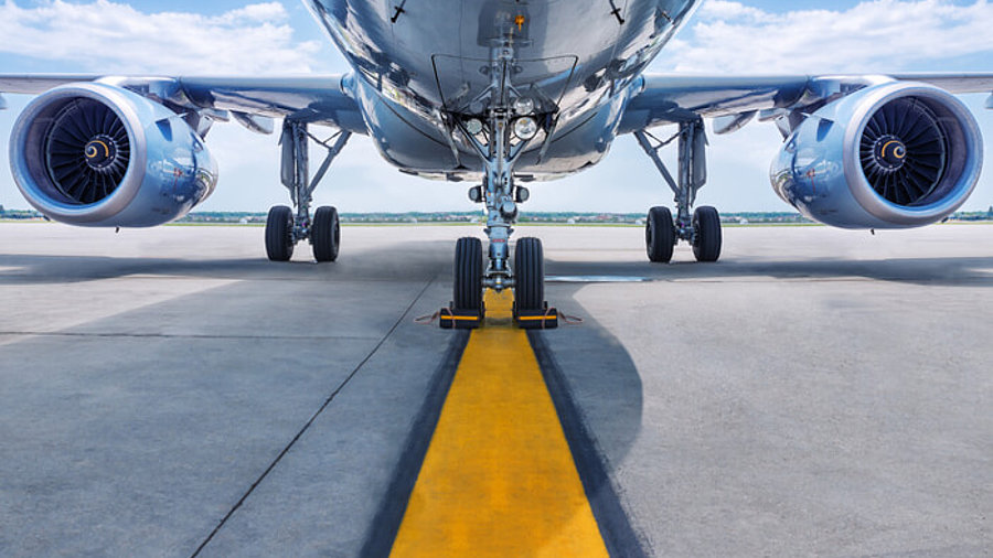 Flugzeug auf einer Start- oder Landebahn