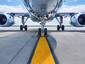 Flugzeug auf einer Start- oder Landebahn