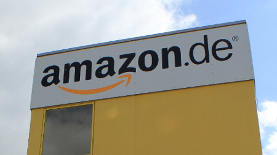 Amazon Logo am Turm