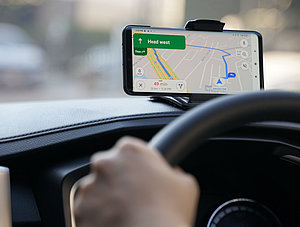 Google Maps Handy im Auto