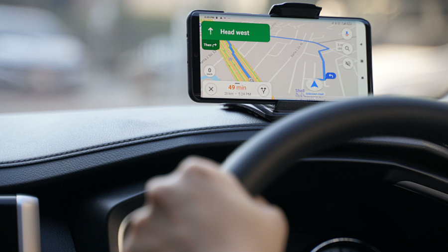 Google Maps Handy im Auto