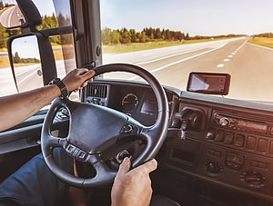 Ausblick aus der Fahrerkabine eines Trucks auf die Straße