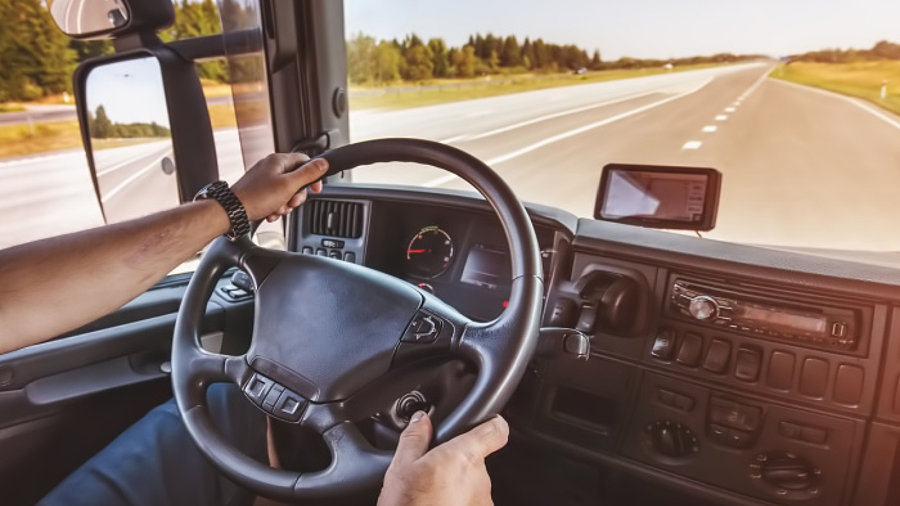 Ausblick aus der Fahrerkabine eines Trucks auf die Straße