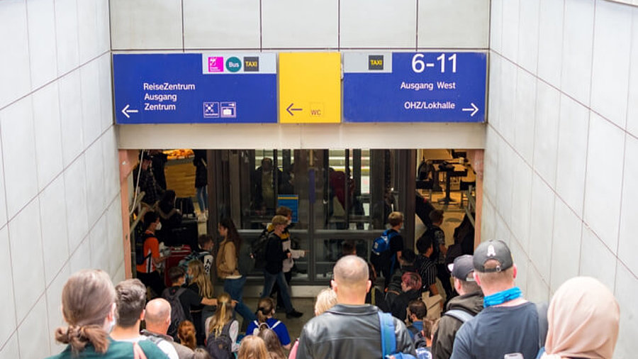 Menschen am Bahnhof