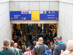 Menschen am Bahnhof