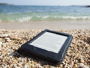 E-Book-Reader am Strand