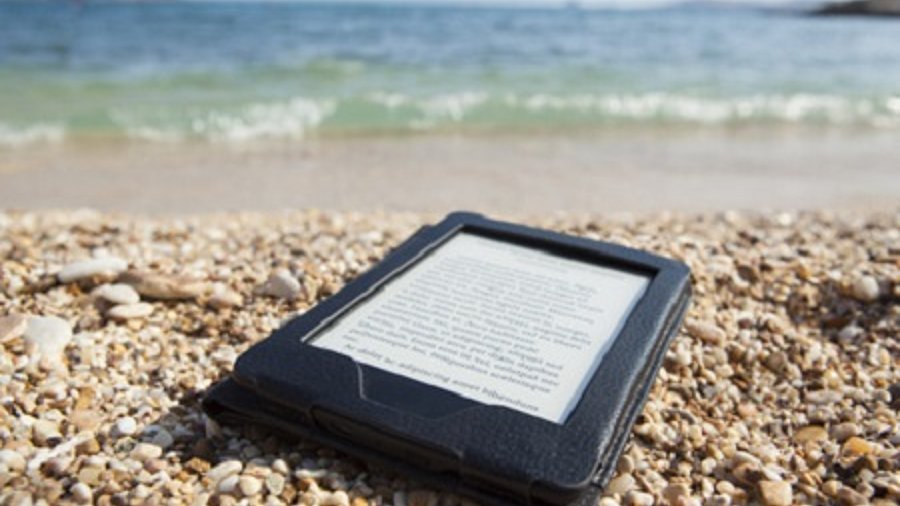 E-Book-Reader am Strand