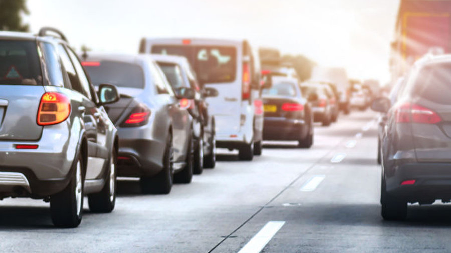 Autos stehen im Stau