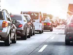 Autos stehen im Stau