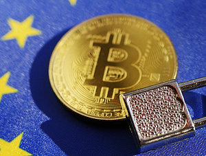 Bitcoin mit Schloss auf EU-Flagge