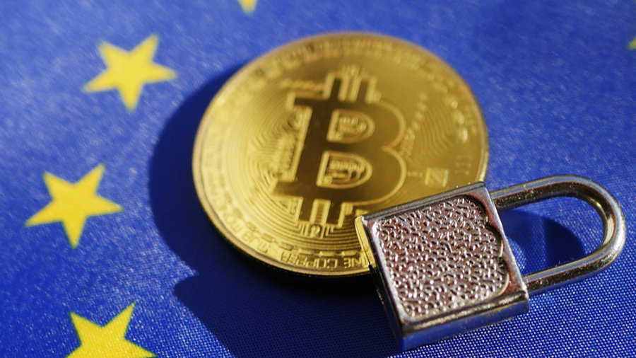 Bitcoin mit Schloss auf EU-Flagge
