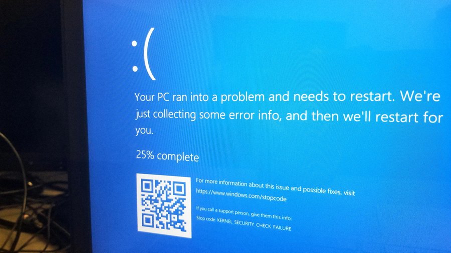 Microsoft Blue Screen Nachricht auf Monitor.