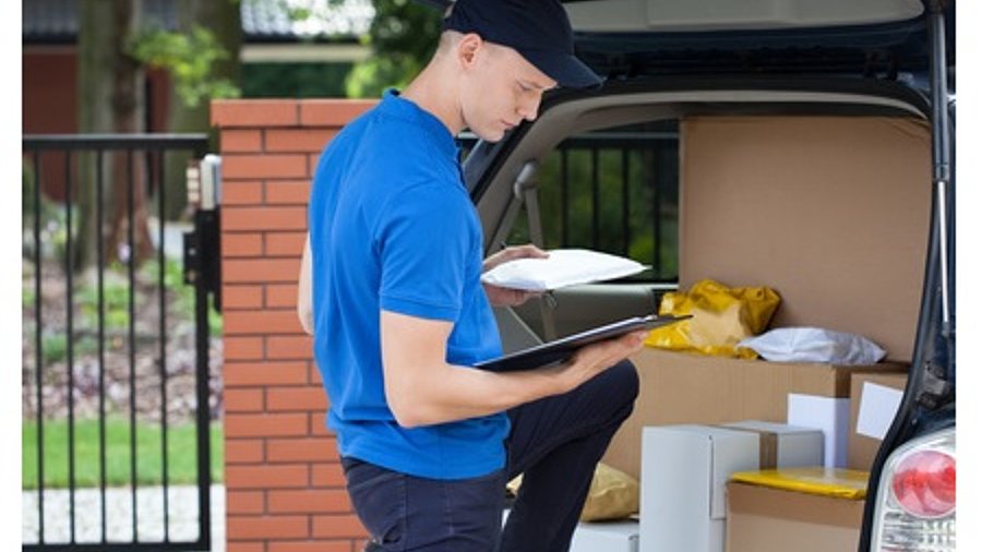 Paketpote vor Auto mit Paketen