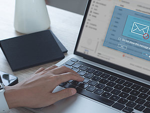Person erh&auml;lt gef&auml;hrliche E-Mail auf Laptop