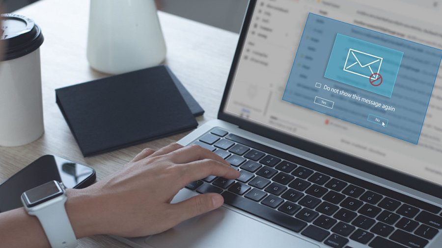 Person erh&auml;lt gef&auml;hrliche E-Mail auf Laptop