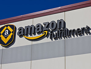 Amazon-Logo an einem Gebäude