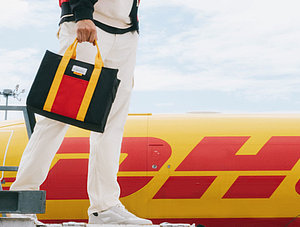 Tasche aus der 2022 Kollektion von DHL x Christy Ng