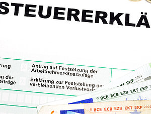 Steuererkl&auml;rung nebst Geldscheinen