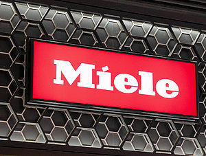 Miele-Schriftzug vor Laden