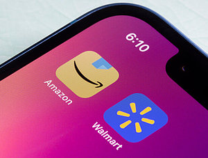 Amazon und Walmart: Zwei Apps nebeneinander auf einem Smartphone