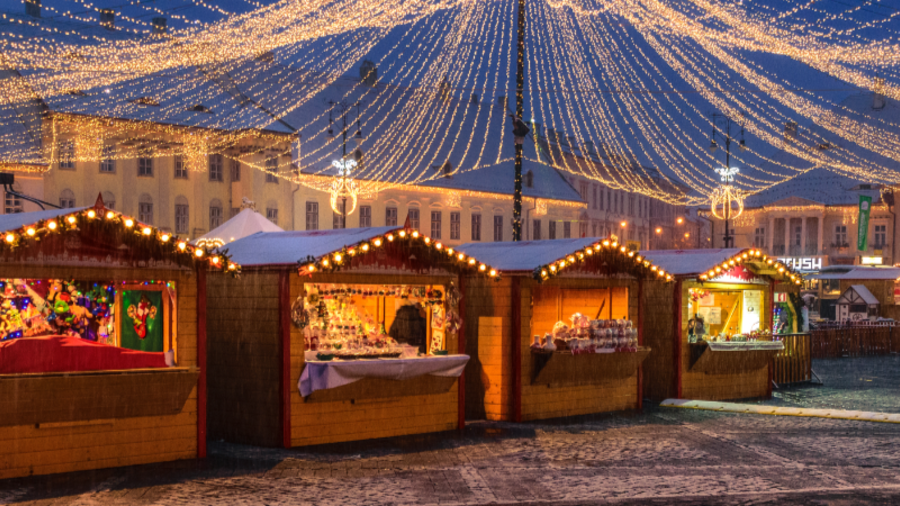 Weihnachtsmarkt im Dunkeln mit Licht