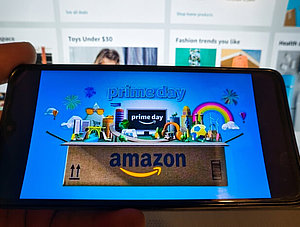 Amazon Prime Day: Logo auf einem Smartphone