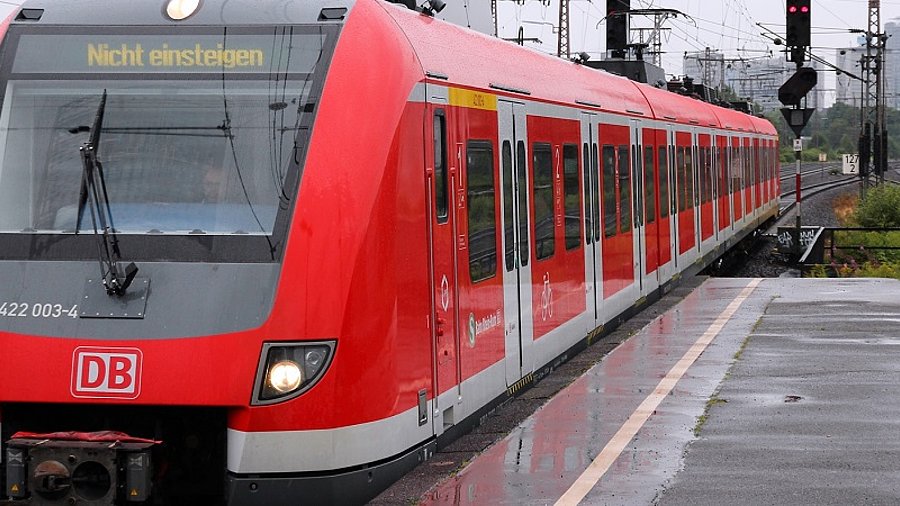 Zug der Deutschen Bahn mit Anzeige "Nicht einsteigen"