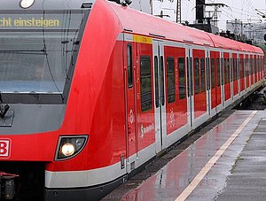 Zug der Deutschen Bahn mit Anzeige "Nicht einsteigen"